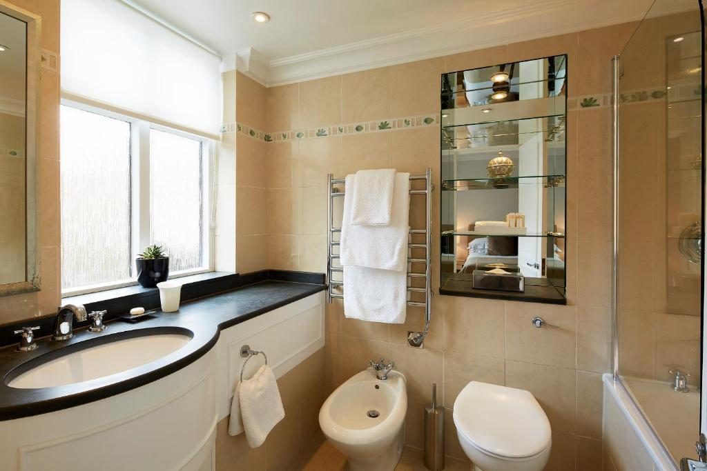 Deluxe Three-Bedroom Apartment, Brompton Road - Image 2