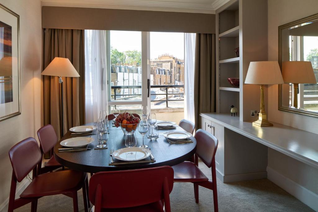 Deluxe Three-Bedroom Apartment, Brompton Road - Image 12