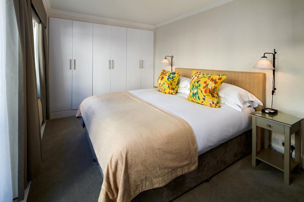 Deluxe Three-Bedroom Apartment, Brompton Road - Image 13