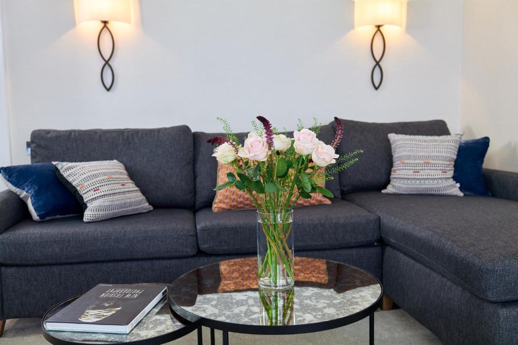 Deluxe Three-Bedroom Apartment, Brompton Road - Image 14