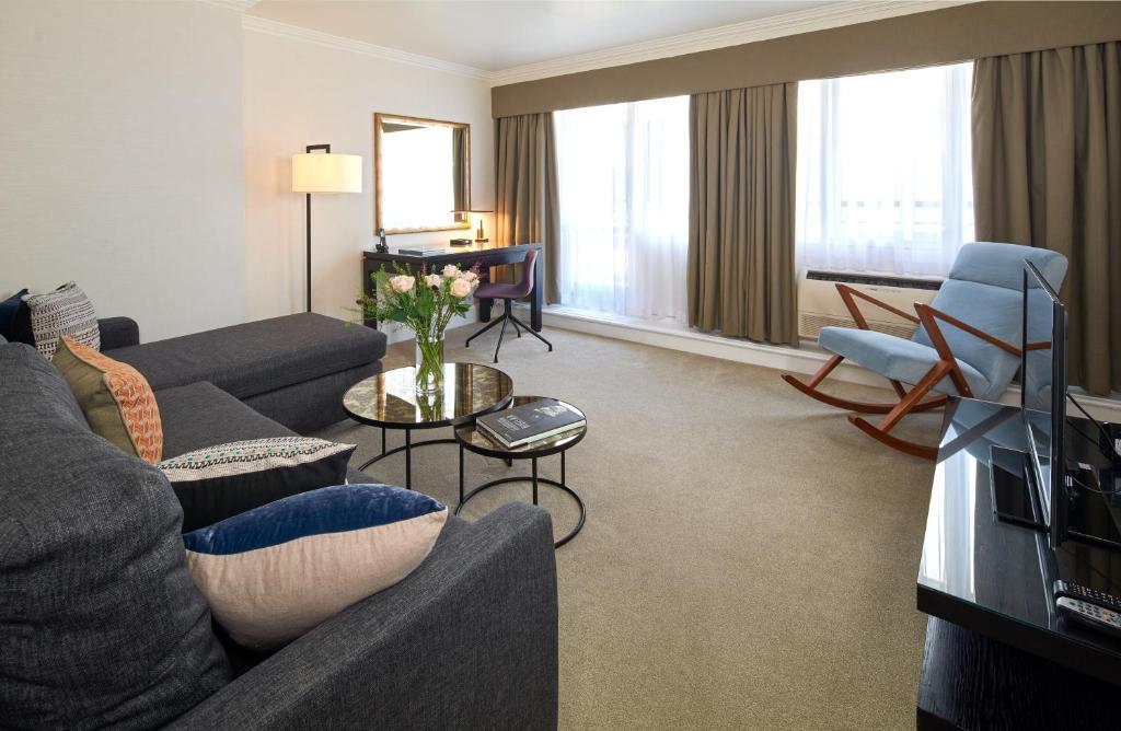Deluxe Three-Bedroom Apartment, Brompton Road - Image 15