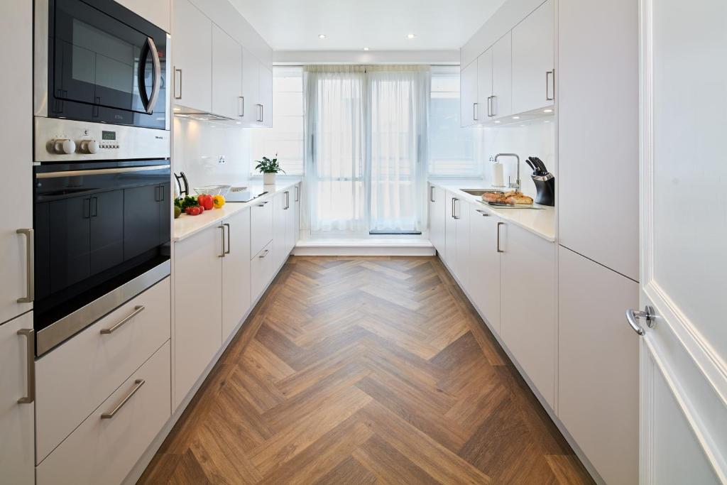 Deluxe Three-Bedroom Apartment, Brompton Road - Image 16