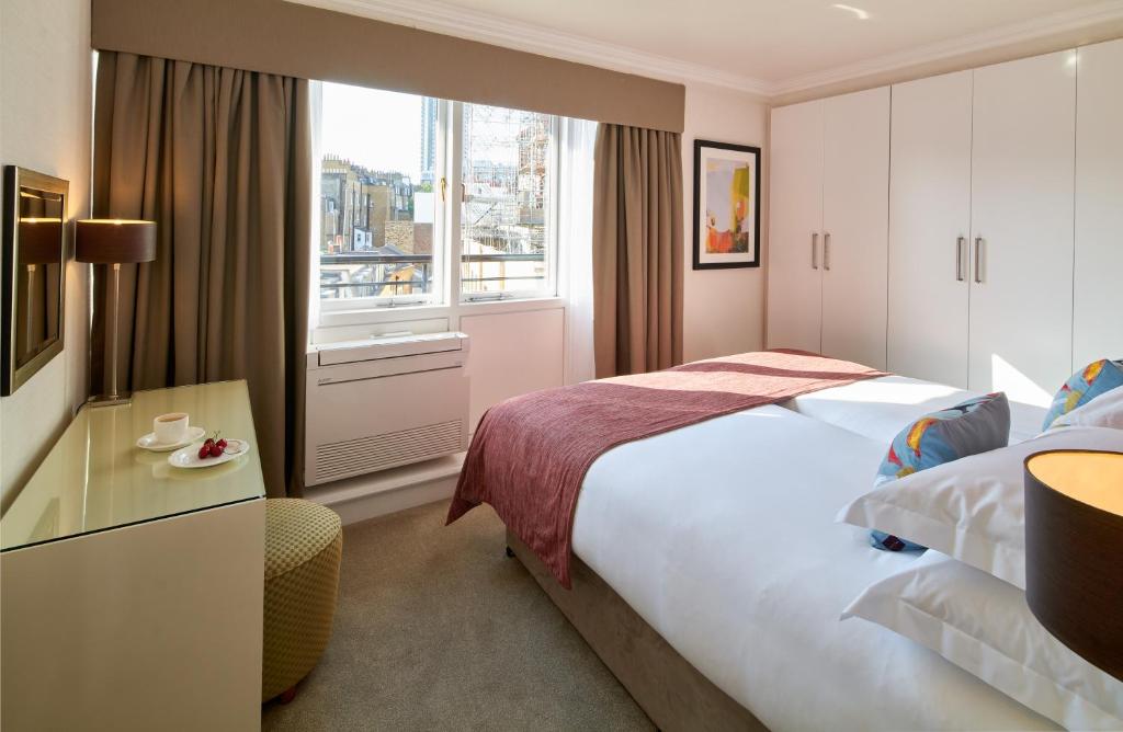 Deluxe Three-Bedroom Apartment, Brompton Road - Image 17