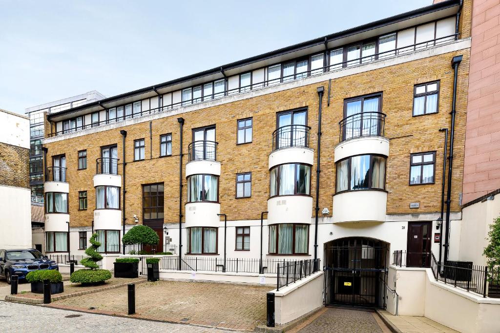 Deluxe Three-Bedroom Apartment, Brompton Road - Image 4