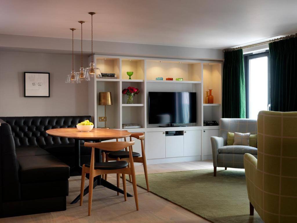 Deluxe Two-Bedroom Apartment - Image 6