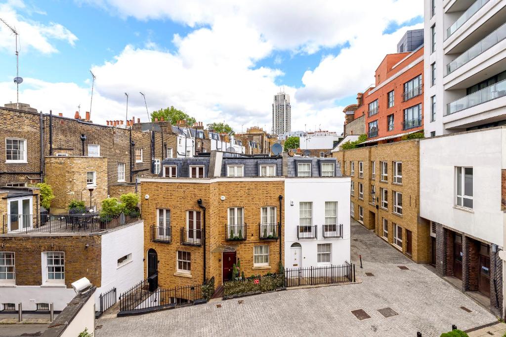 Luxury One Bedroom Apartment - Image 5