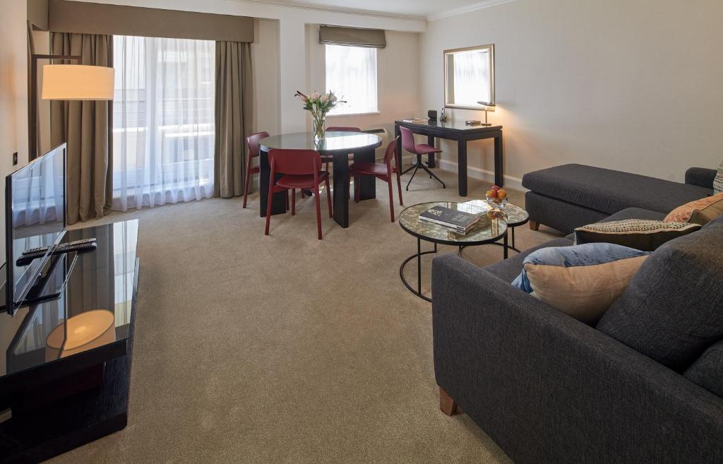 Luxury Two-Bedroom Apartment - Image 1