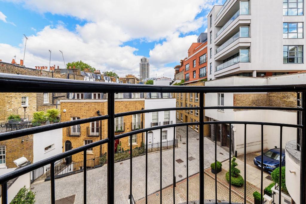 Two Bedroom Townhouse - Image 10