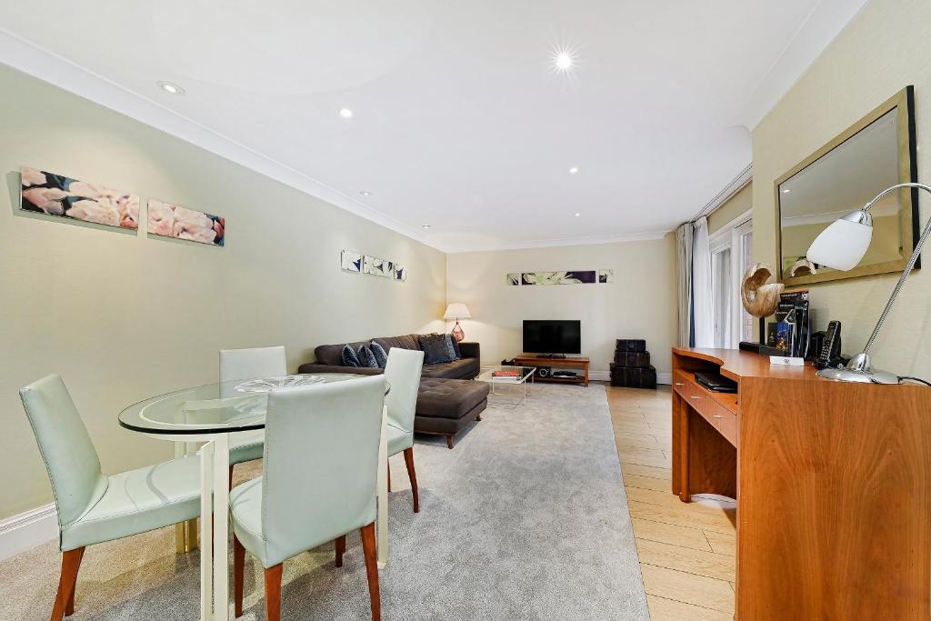Two Bedroom Townhouse - Image 14