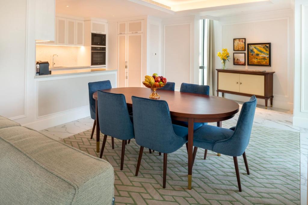 Deluxe One Bedroom Apartment - Image 1