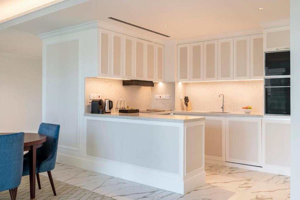 Deluxe One Bedroom Apartment - Image 2