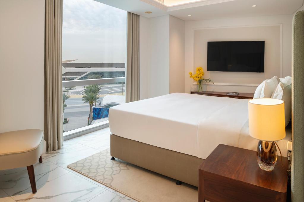 Deluxe Three Bedroom Apartment - Image 2