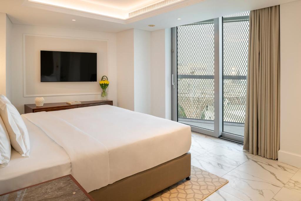 Deluxe Three Bedroom Apartment - Image 3