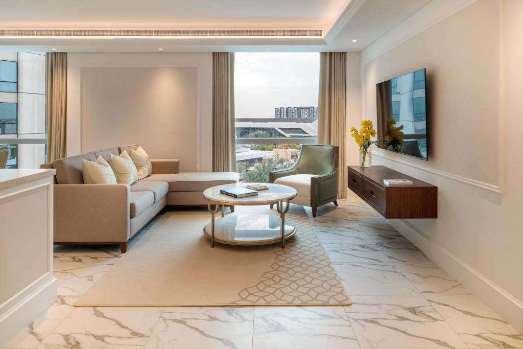 Deluxe Three Bedroom Apartment - Image 4