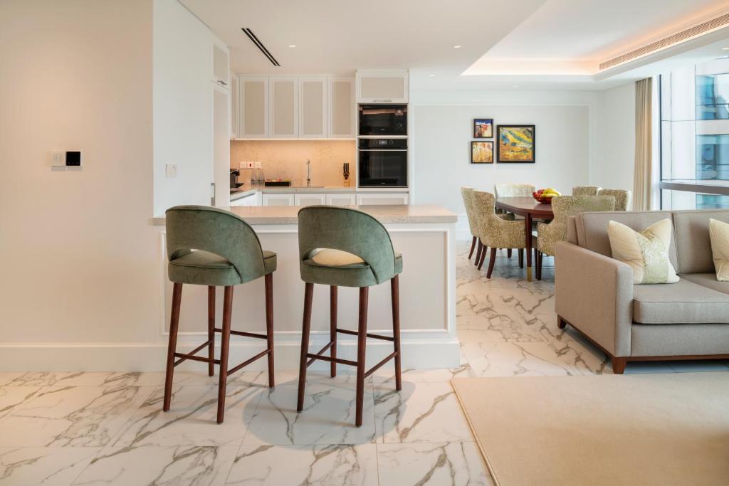 Deluxe Three Bedroom Apartment - Image 6