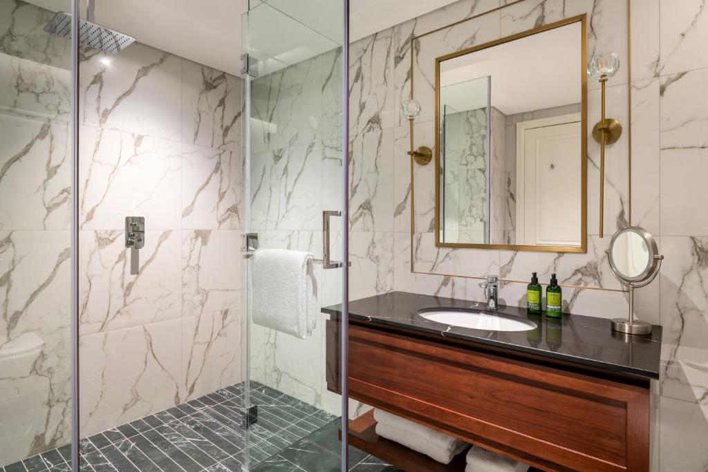 Deluxe Three Bedroom Apartment - Image 7