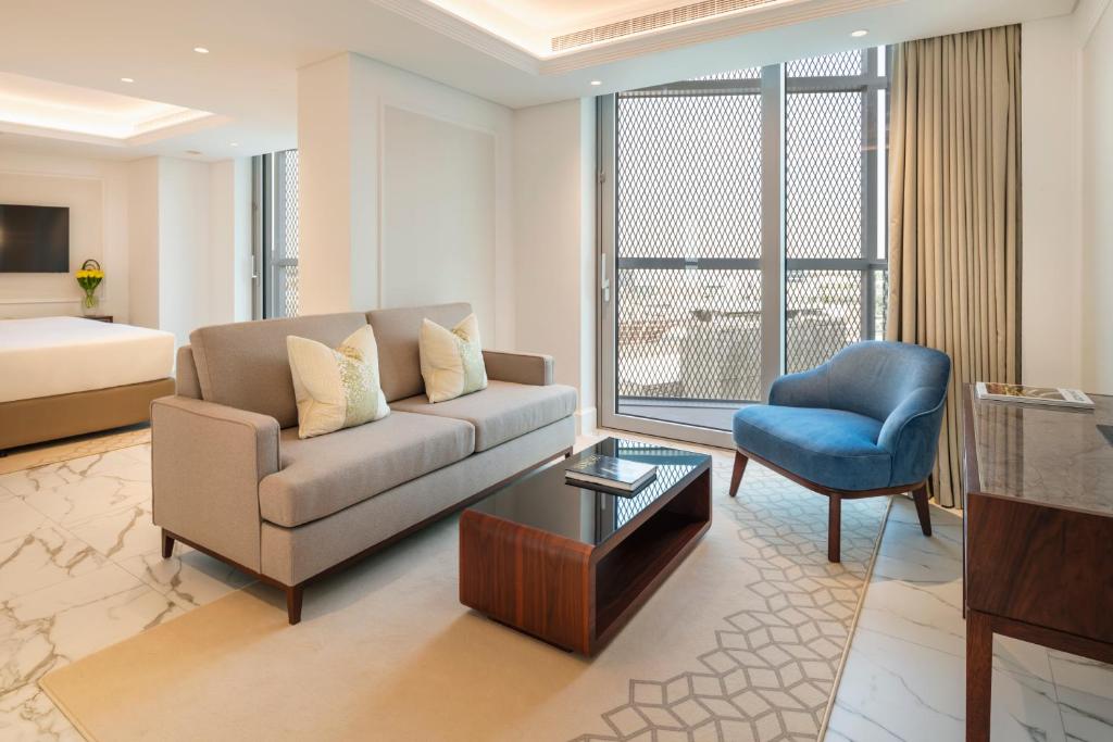 Deluxe Three Bedroom Apartment - Image 8