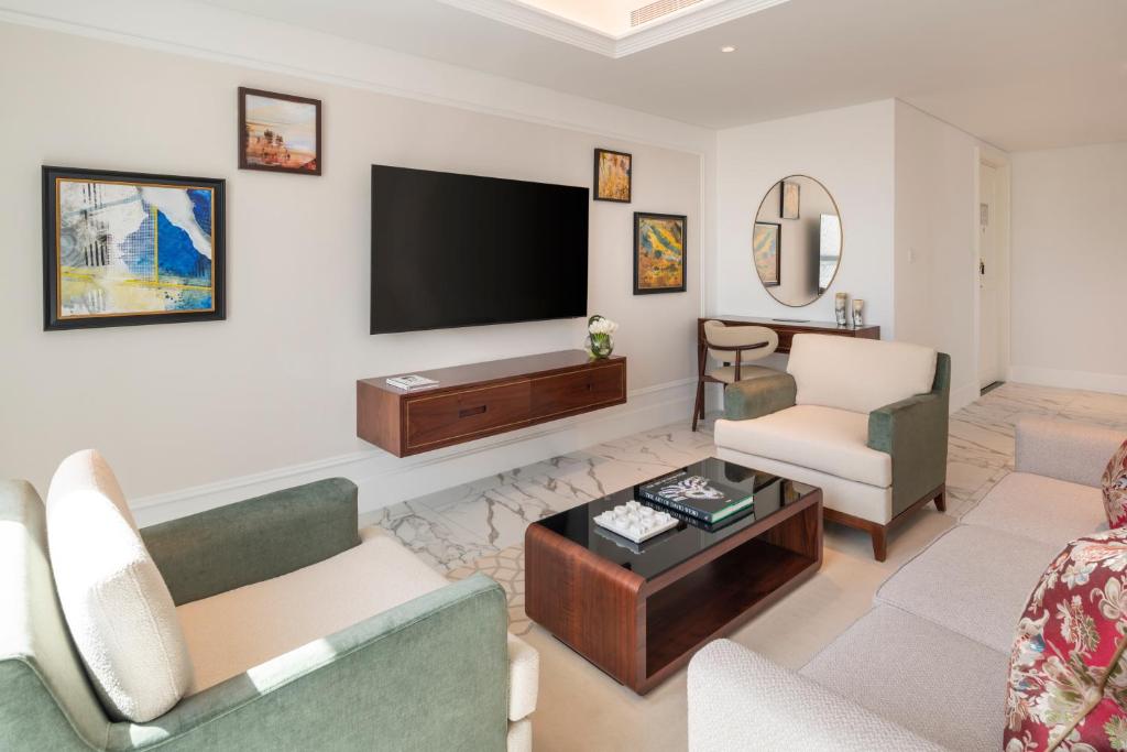 Deluxe Two Bedroom Apartment - Image 3