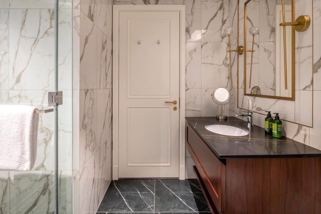 Deluxe Two Bedroom Apartment - Image 4