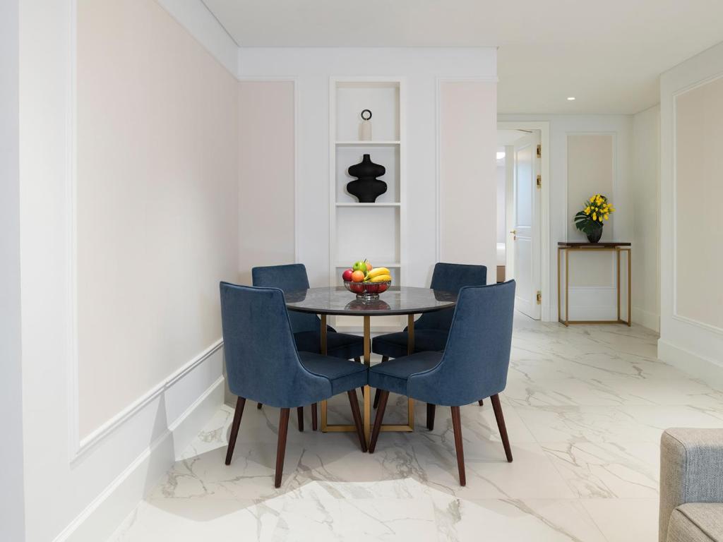 Luxury One Bedroom Apartment - Image 2