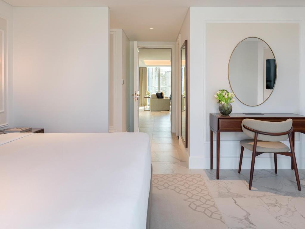 Luxury One Bedroom Apartment - Image 4