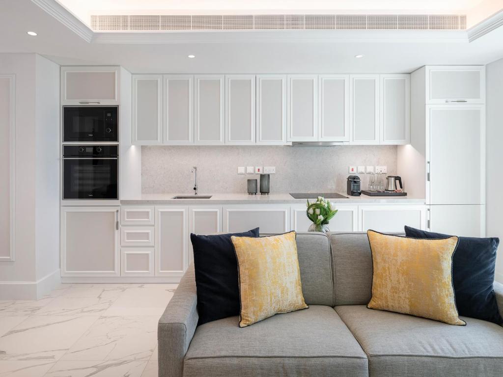 Luxury One Bedroom Apartment - Image 8