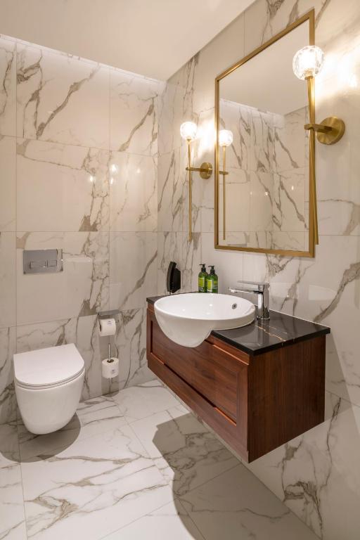 Luxury Two Bedroom Apartment - Image 2