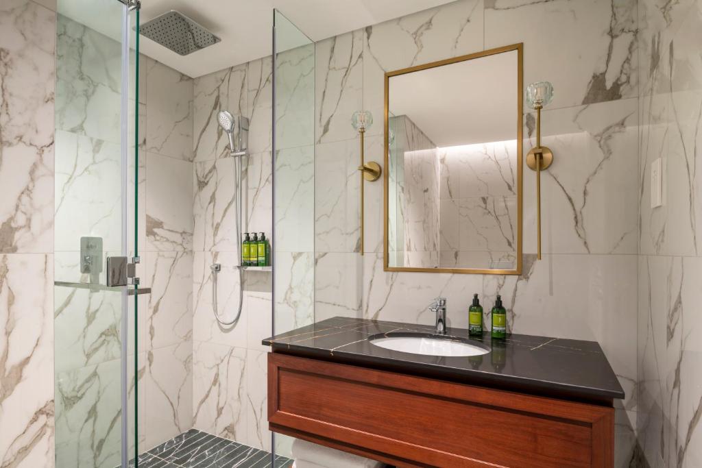 Luxury Two Bedroom Apartment - Image 6