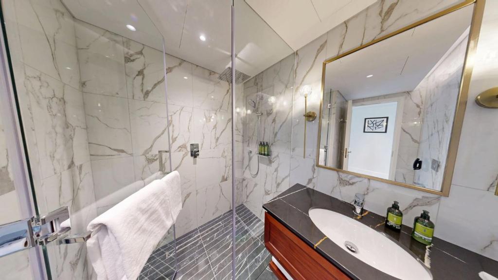 Superior One-Bedroom Apartment - Image 2