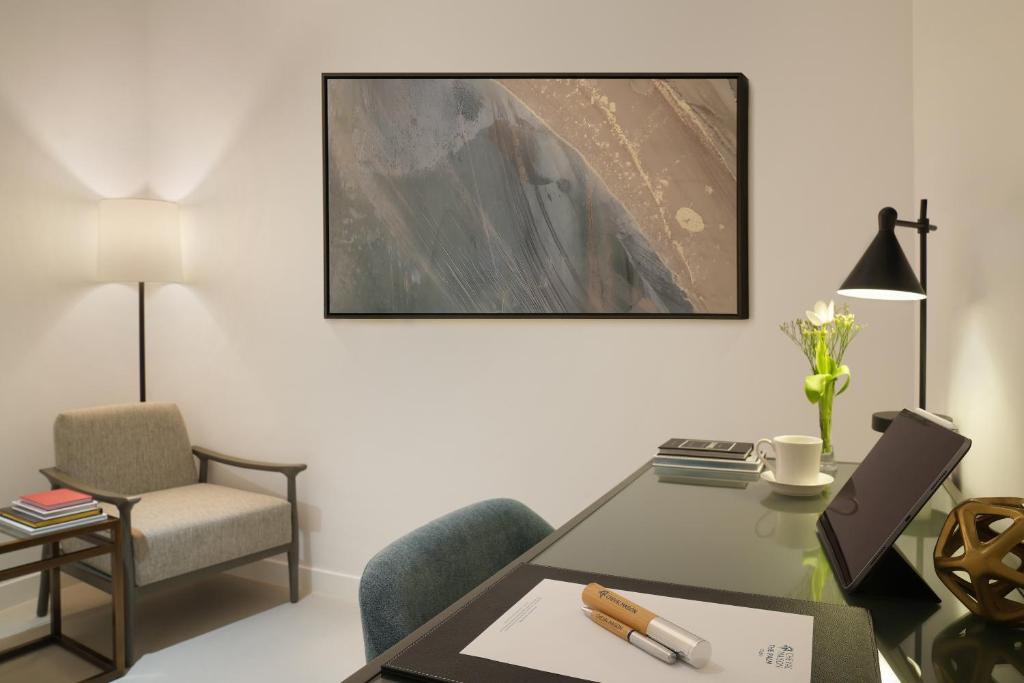 Deluxe One-Bedroom Apartment - Image 4