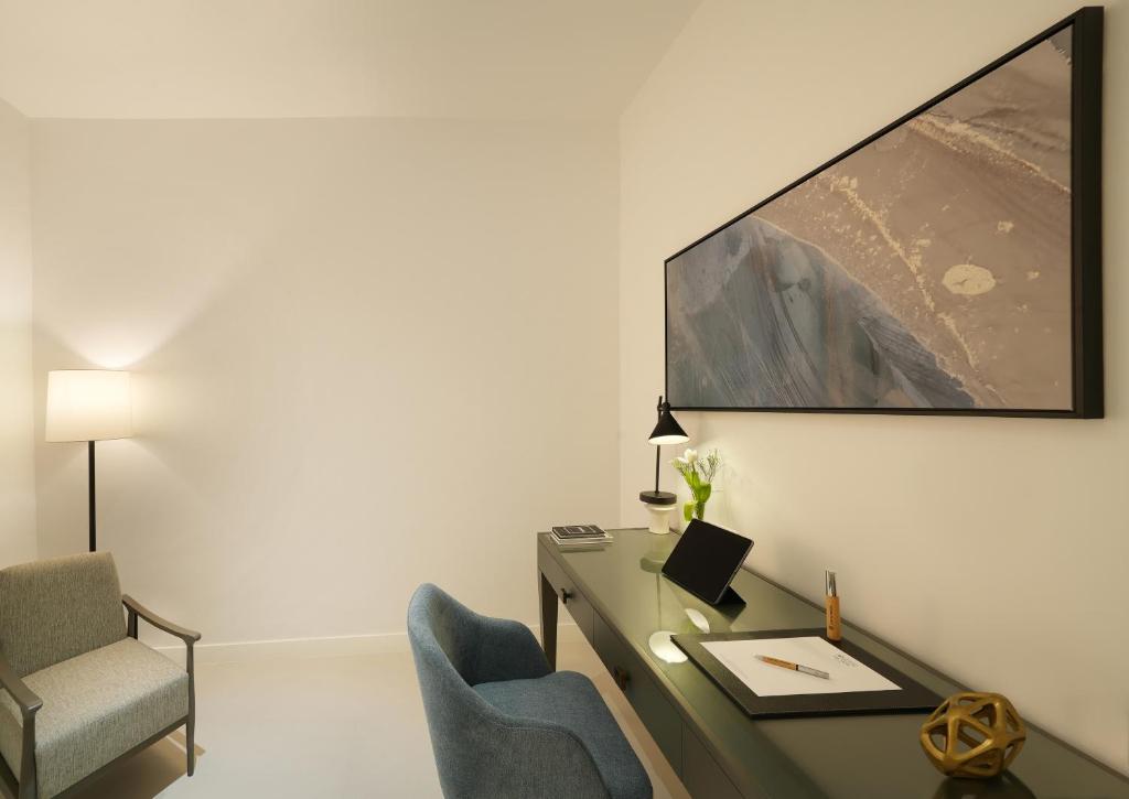 Deluxe One-Bedroom Apartment - Image 6