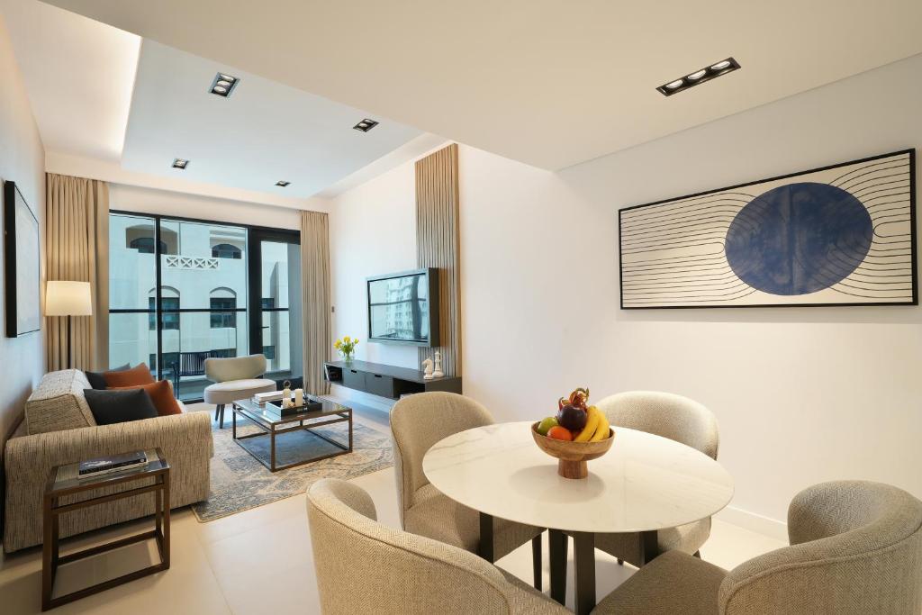 Deluxe One-Bedroom Apartment - Image 8