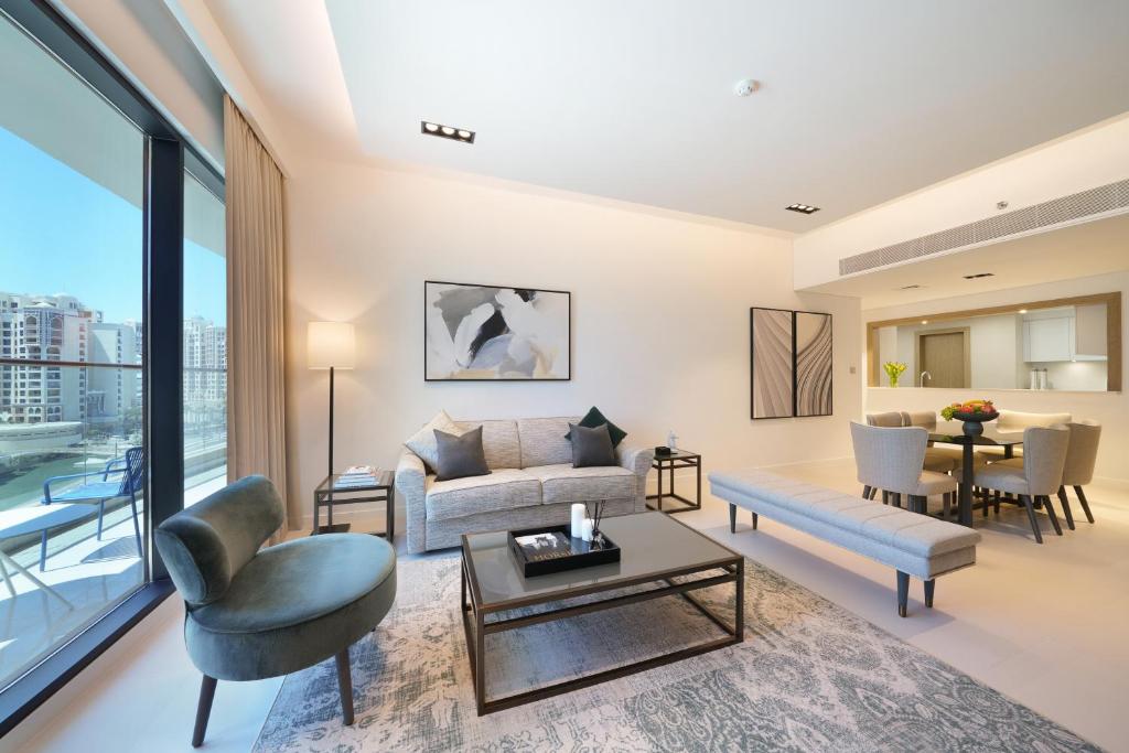 Deluxe Three-Bedroom Apartment - Image 7