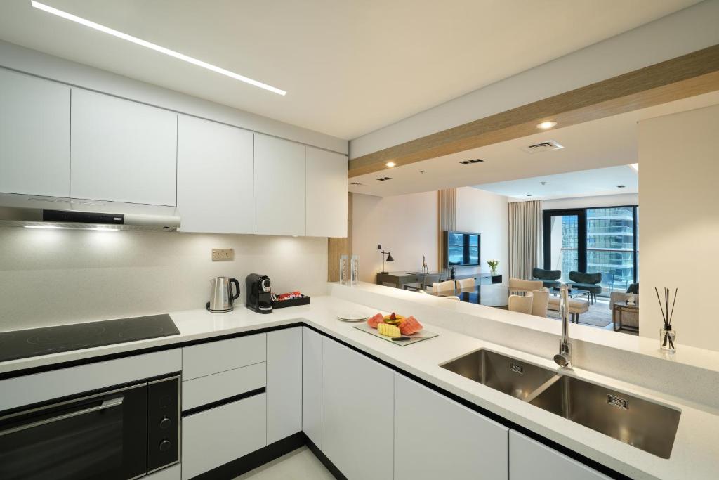 Deluxe Three-Bedroom Apartment - Image 8