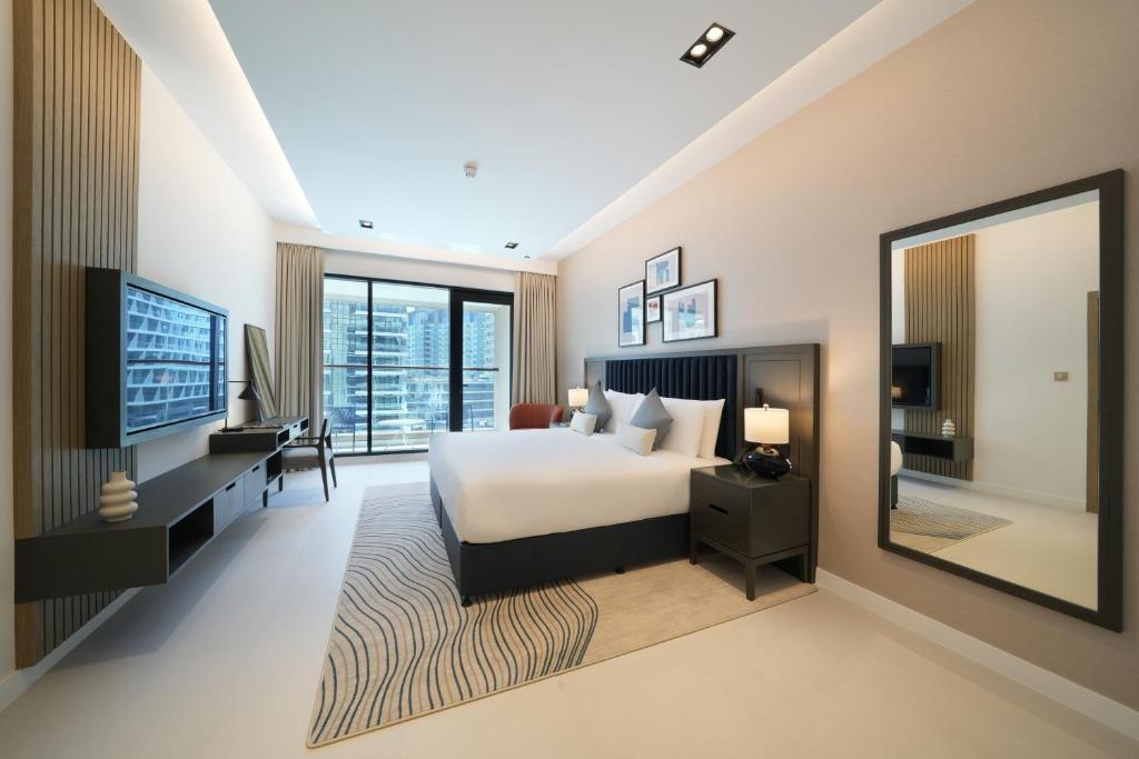 Luxury One-Bedroom Apartment - Image 4