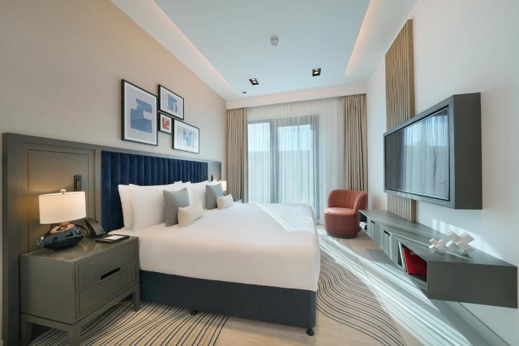 Luxury One-Bedroom Apartment - Image 7