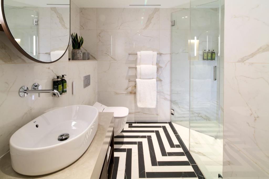 Deluxe Loft Open Plan One Bedroom with Sofa Bed - Image 2