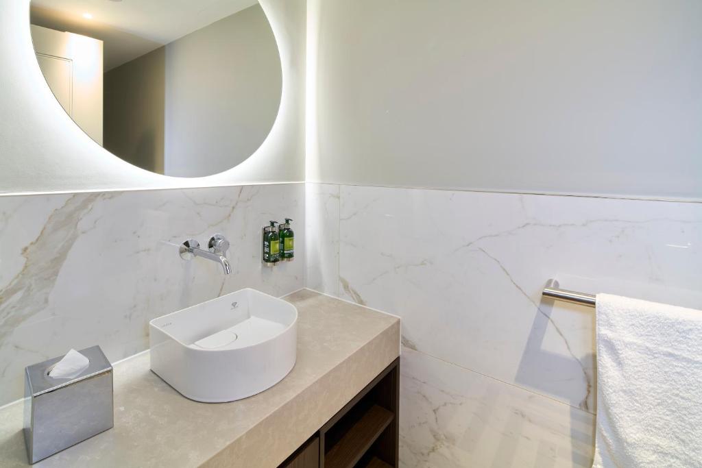 Deluxe Loft Open Plan One Bedroom with Sofa Bed - Image 3