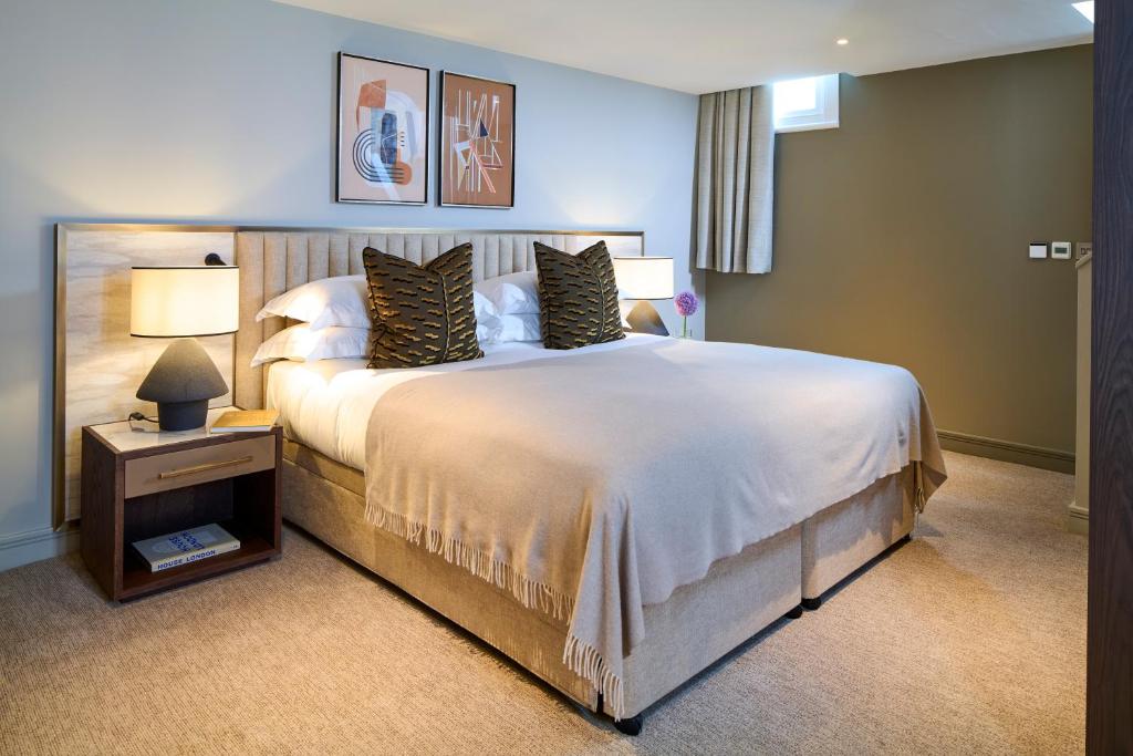 Deluxe Loft Open Plan One Bedroom with Sofa Bed - Image 1