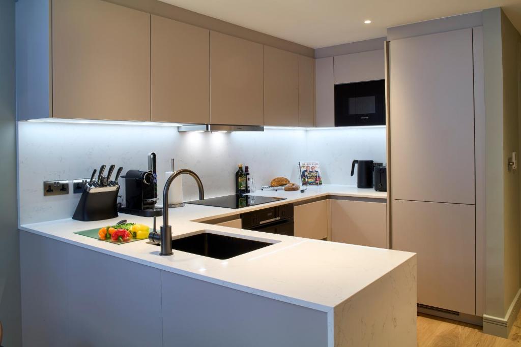 Deluxe One Bedroom Apartment with Sofa Bed - Image 2