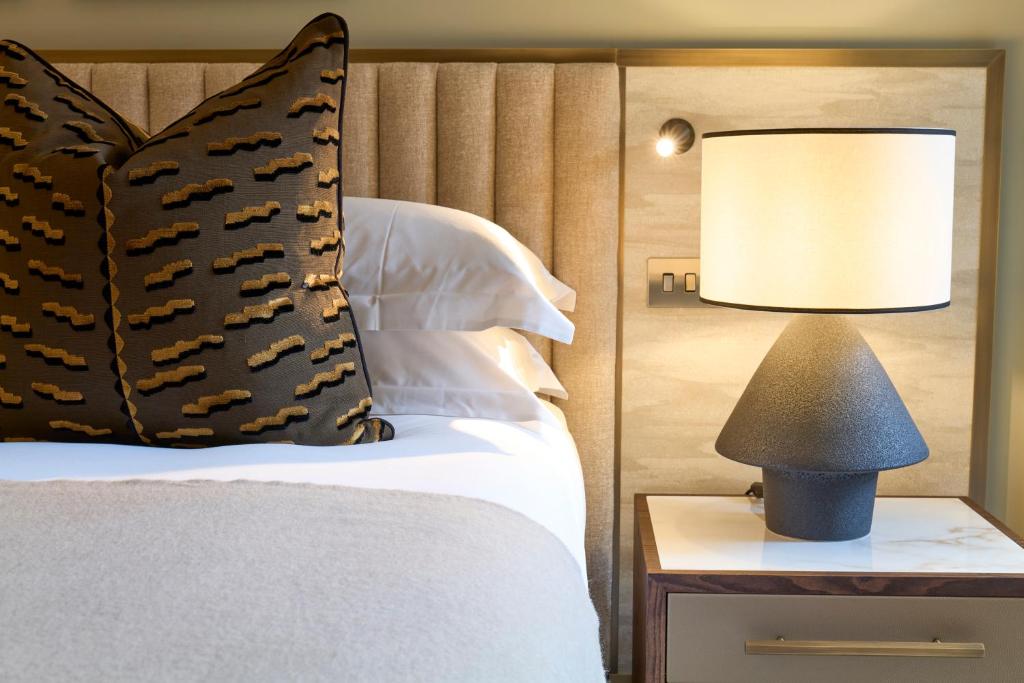 Deluxe One Bedroom Apartment with Sofa Bed - Image 6