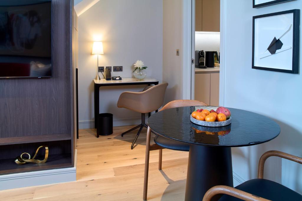 Luxury Loft Open Plan One Bedroom - Image 4