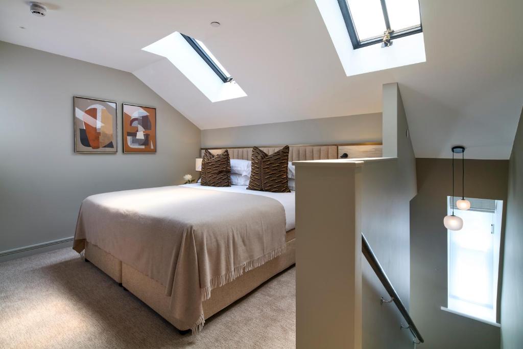 Luxury Loft Open Plan One Bedroom - Image 5