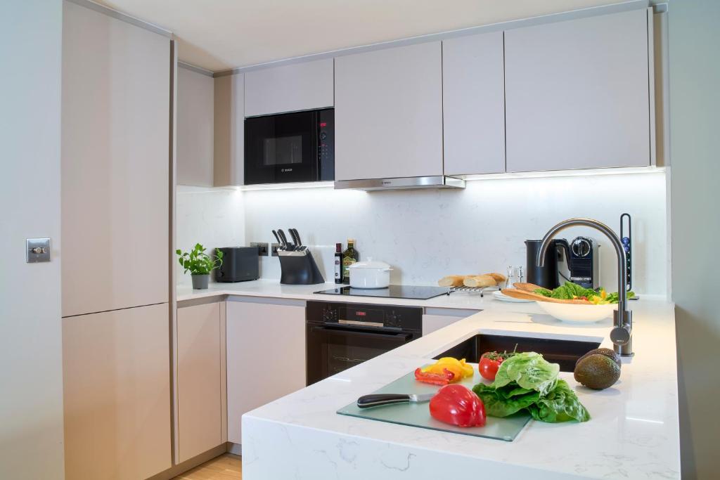 Luxury One Bedroom Apartment with Sofa Bed - Image 3