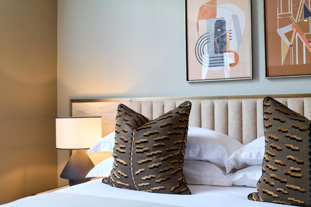 Luxury One Bedroom Apartment with Sofa Bed - Image 4