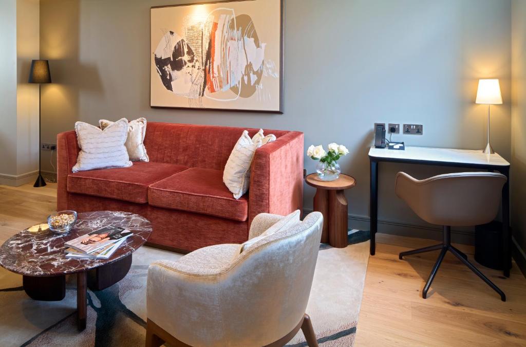 Luxury One Bedroom Apartment with Sofa Bed - Image 6