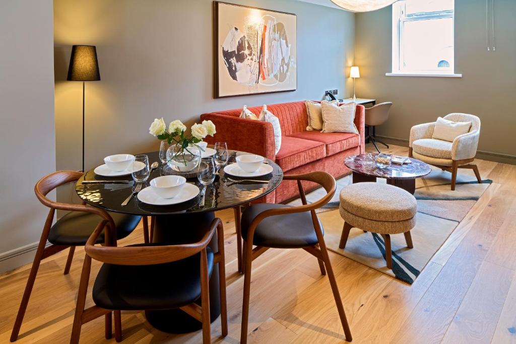 Luxury One Bedroom Apartment with Sofa Bed - Image 1