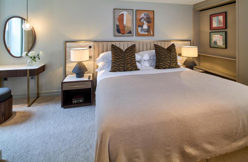 Luxury One-Bedroom Apartment - Image 3