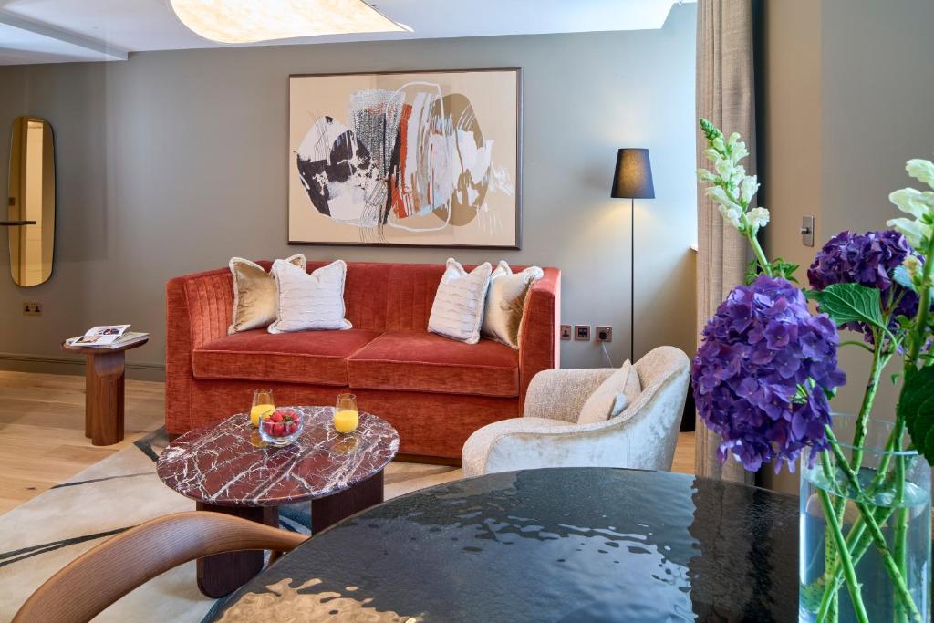 Luxury One-Bedroom Apartment - Image 1