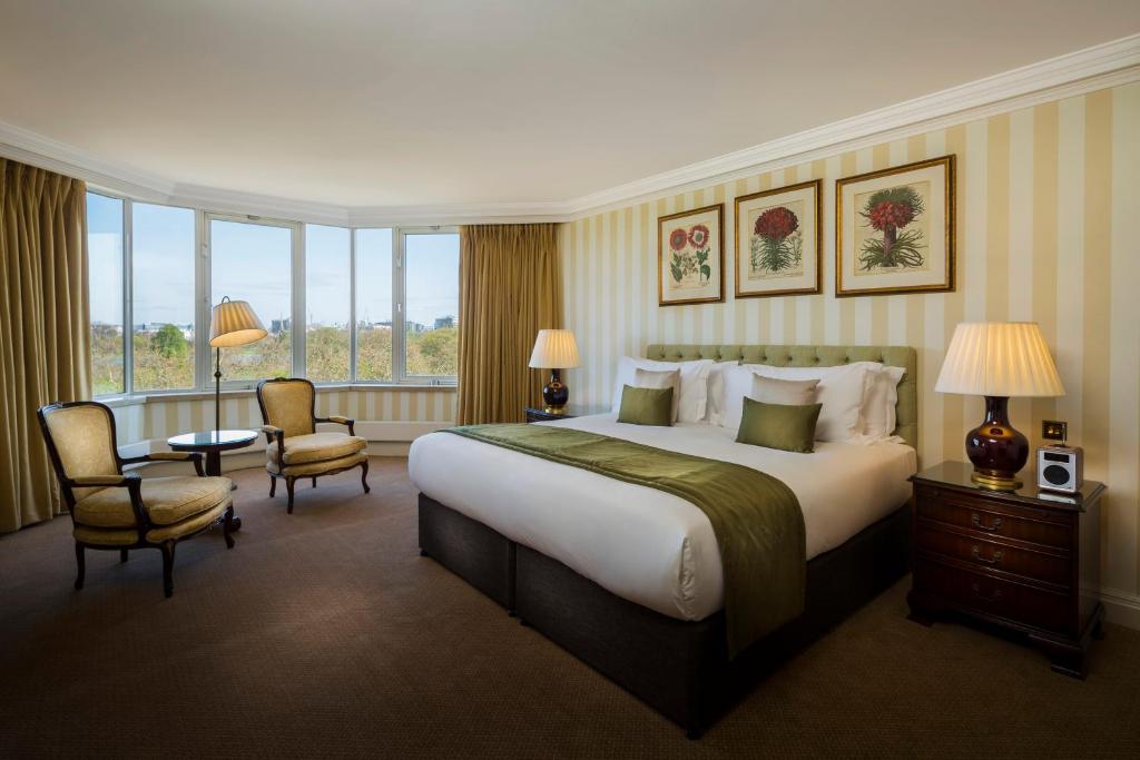 Deluxe Four Bedroom Apartment with Park View - Image 3